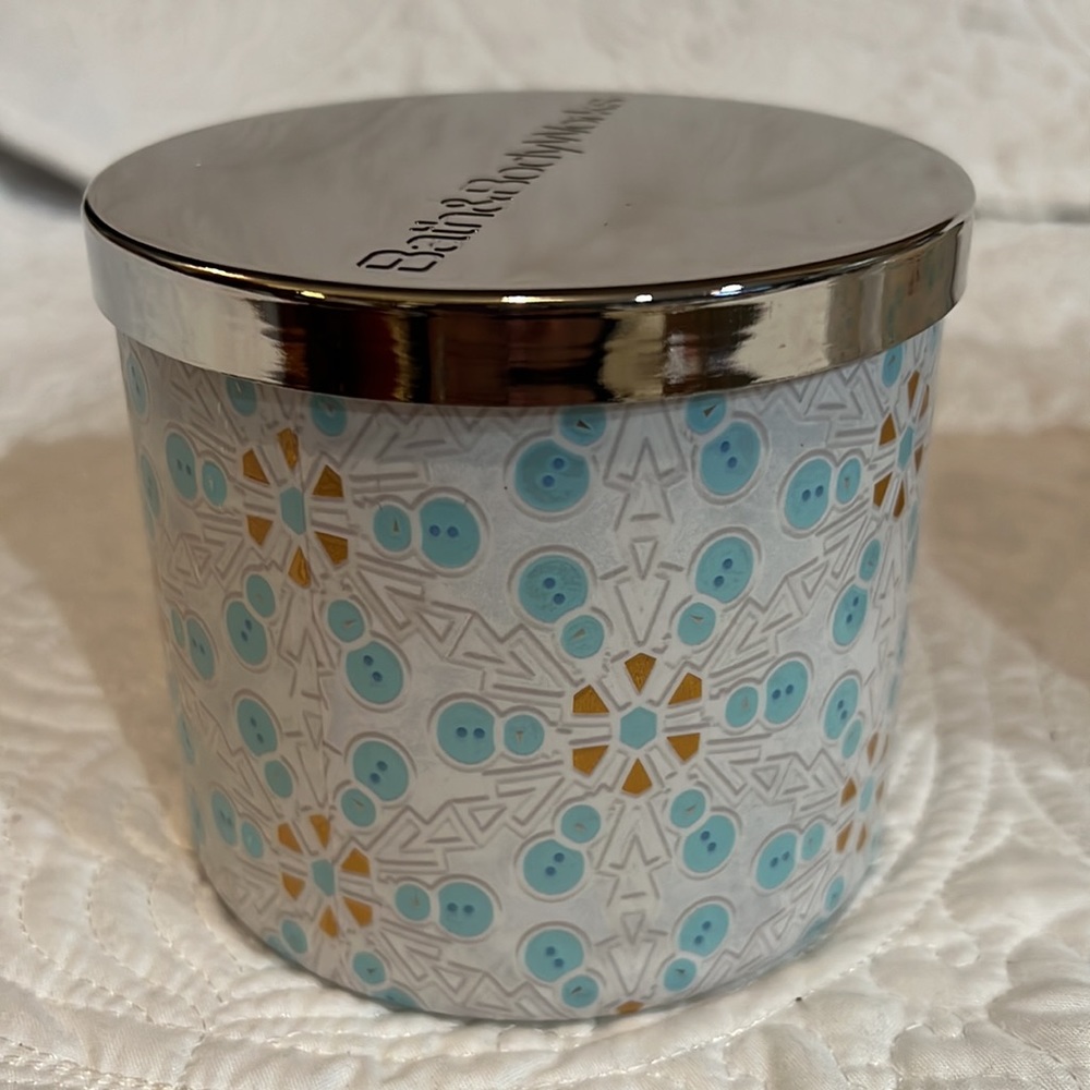 Bath & Body Works Fresh Sparkling‎ Snow three wick candle